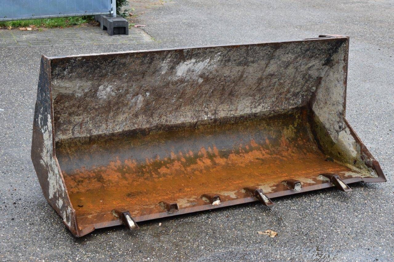 Excavator bucket with connection for Manitou