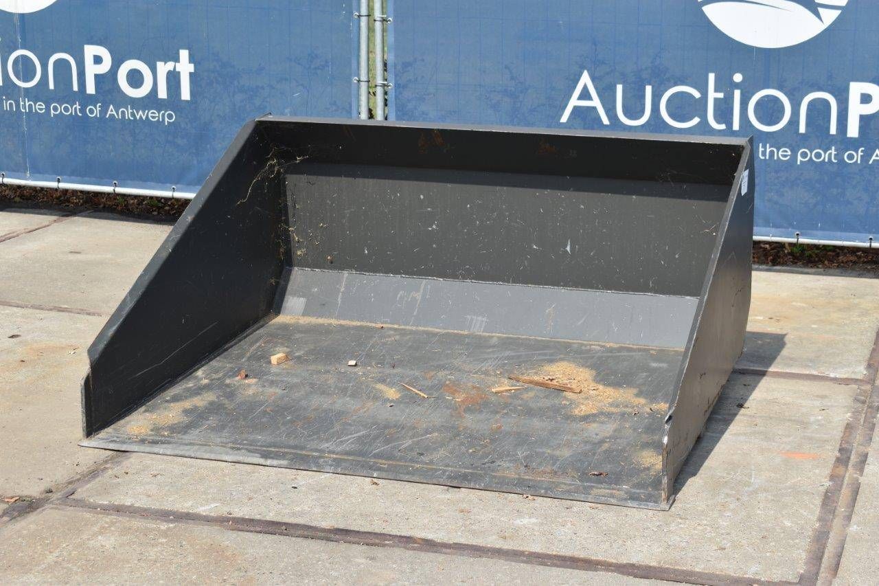 Tipping container for forklift truck