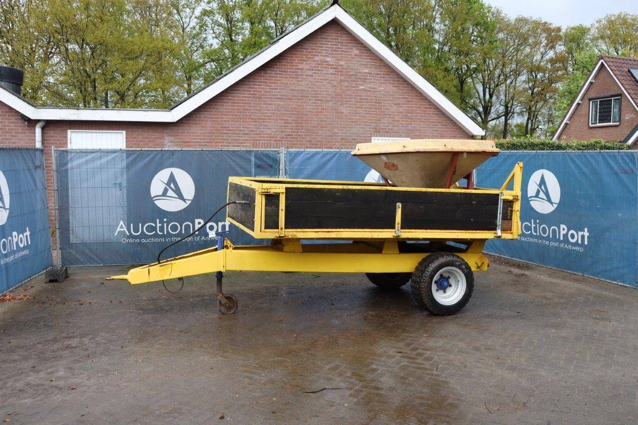 Trailer with Vicon fertilizer spreader 