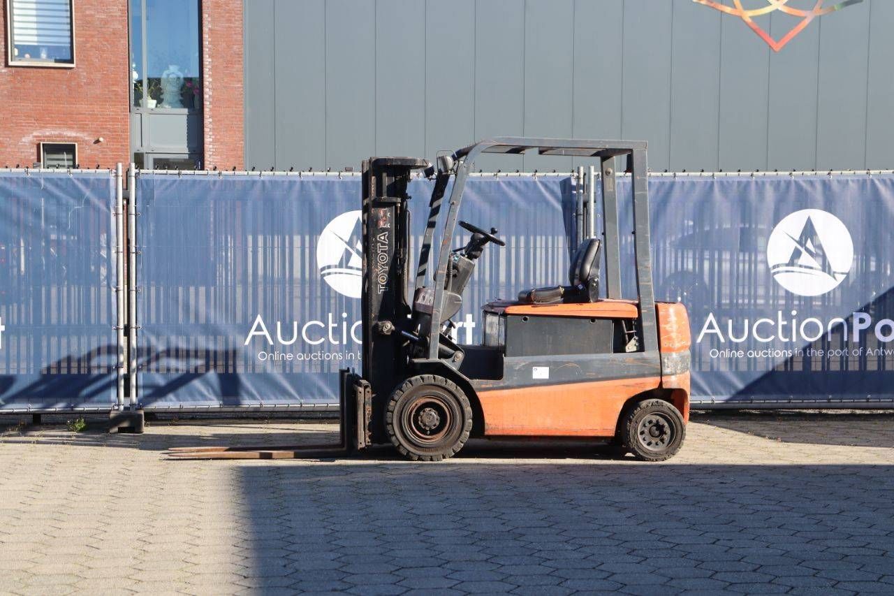 Carrello elevatore elettrico Toyota FBMF25, portata 2500 kg, altezza 4,3 m, anno 2001.