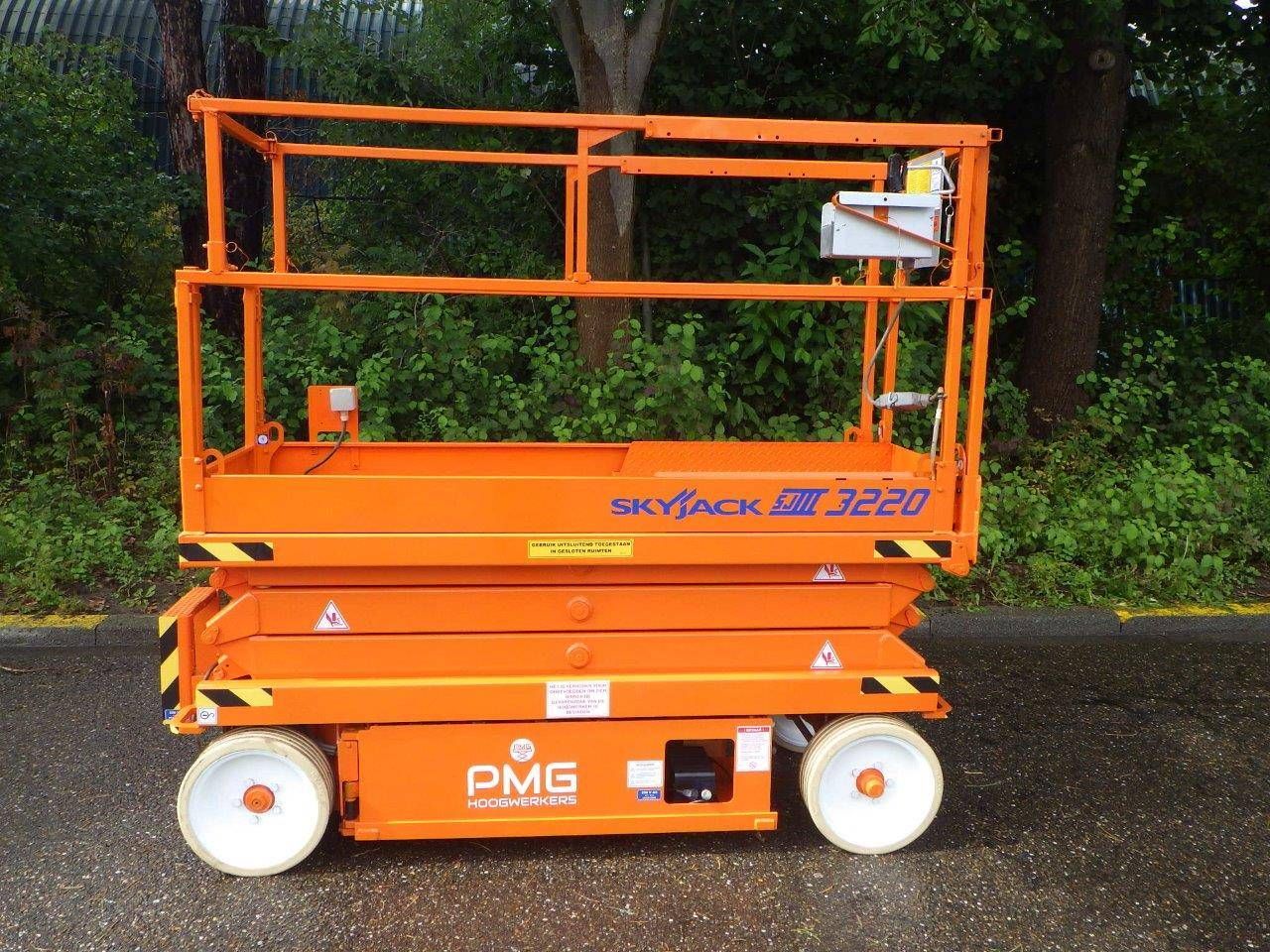Scissor lift Skyjack SJ3220 Electric 8.10m 2012