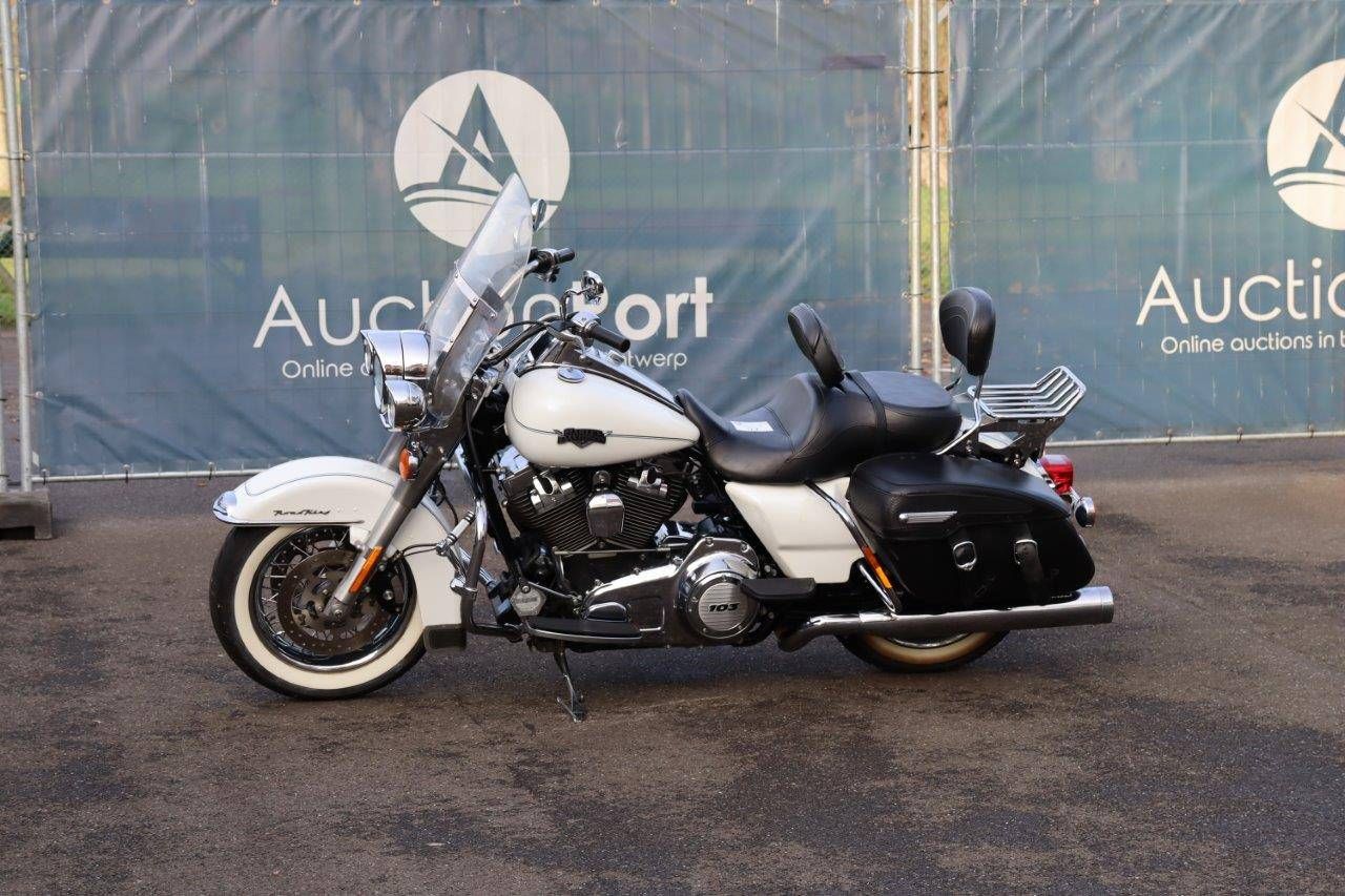 Motorcycle Harley Davidson Roadking Classic 103 inch Petrol