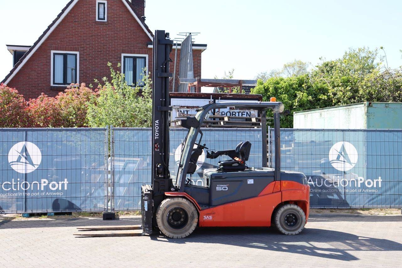 Toyota 8FBMT50 Electric Forklift 5000kg 5.5m 2018