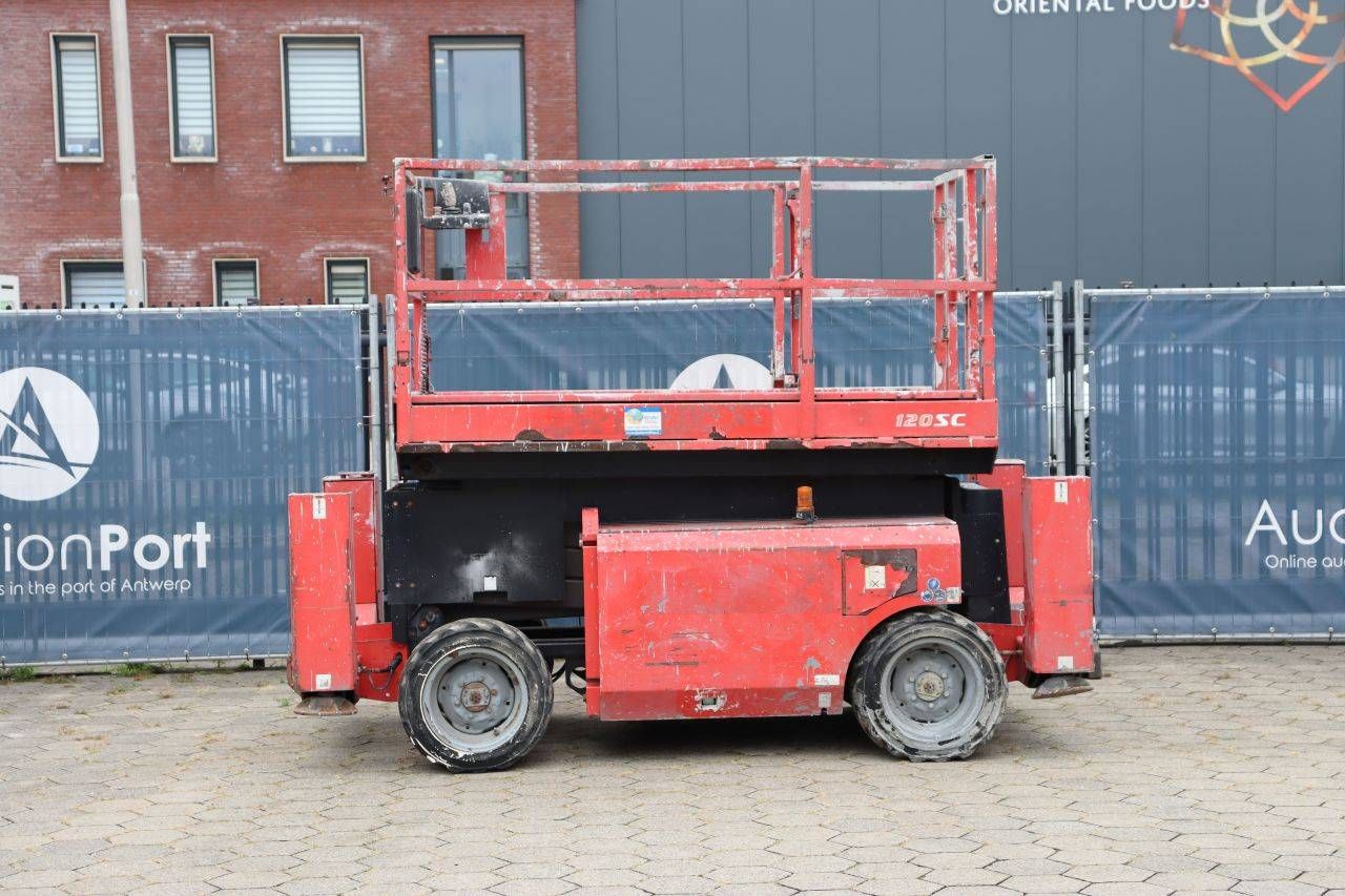 Piattaforma aerea a forbice diesel Manitou 120SC, altezza 11,96 m, anno 2010.
