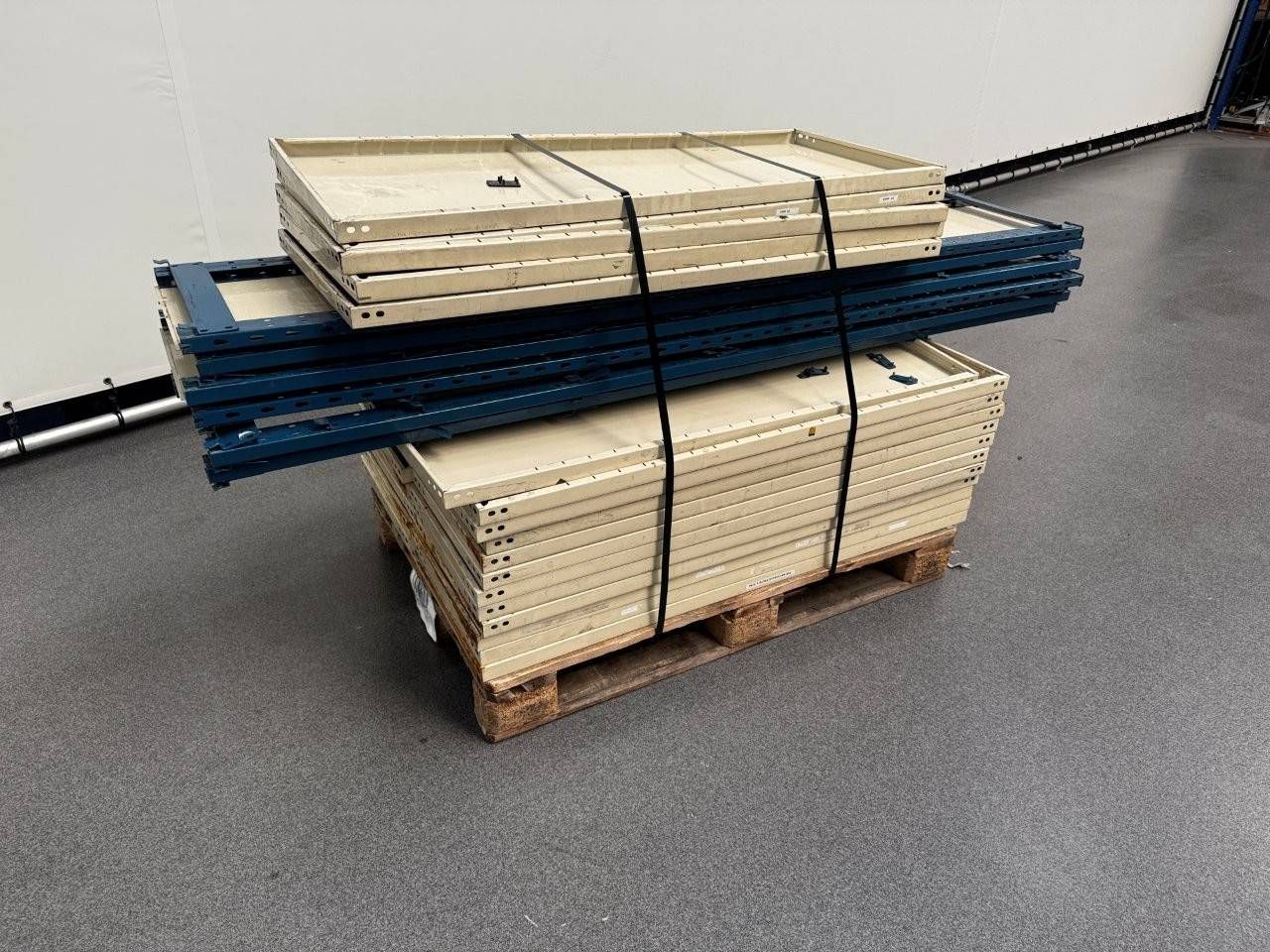 Shelving material 6 uprights of 2000 mm and 28 shelf shelves 1225x495 mm