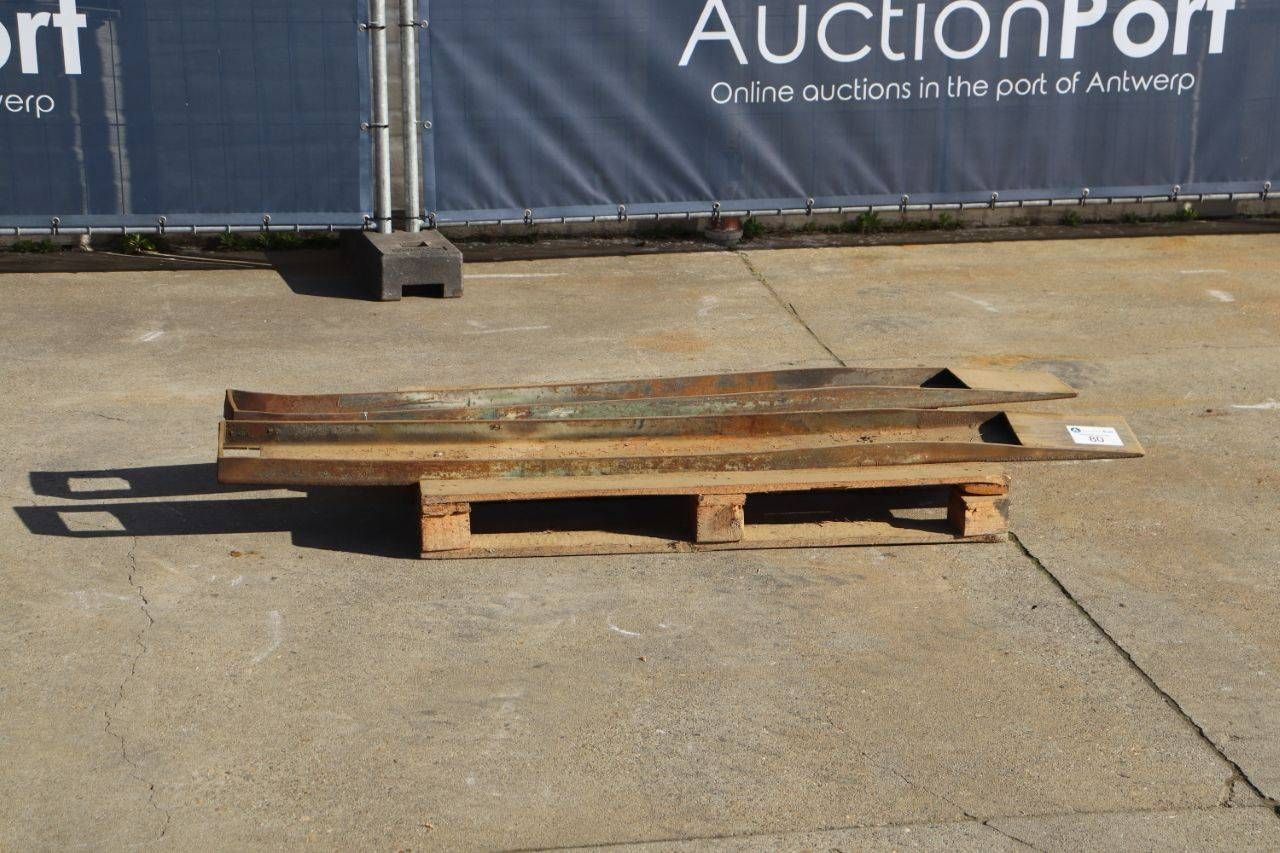 Set of forklift extension forks