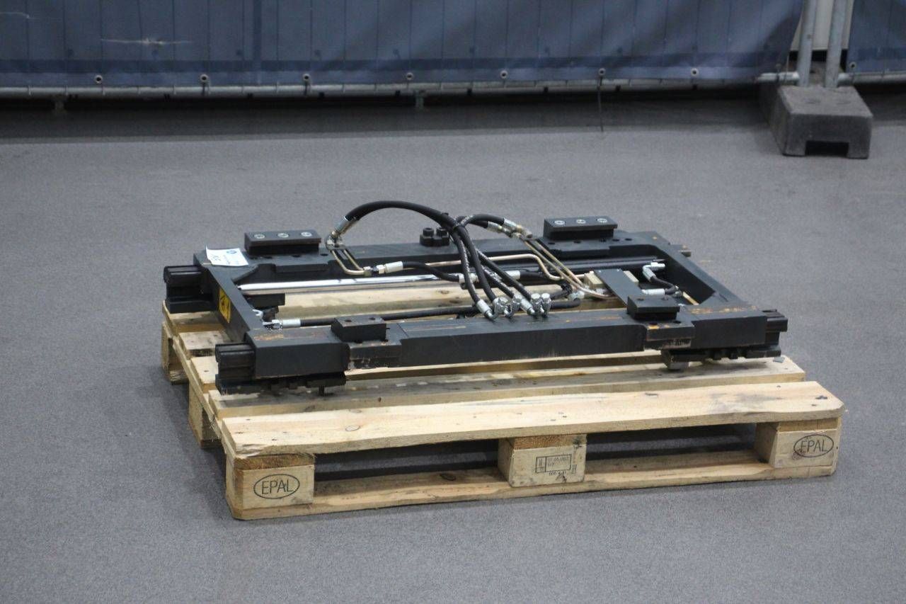 Hydraulic fork carriage