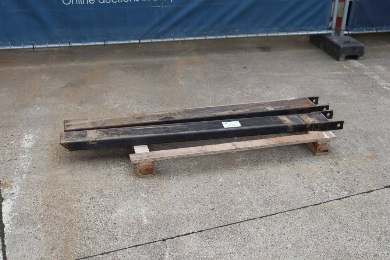 Set of forklift extension forks