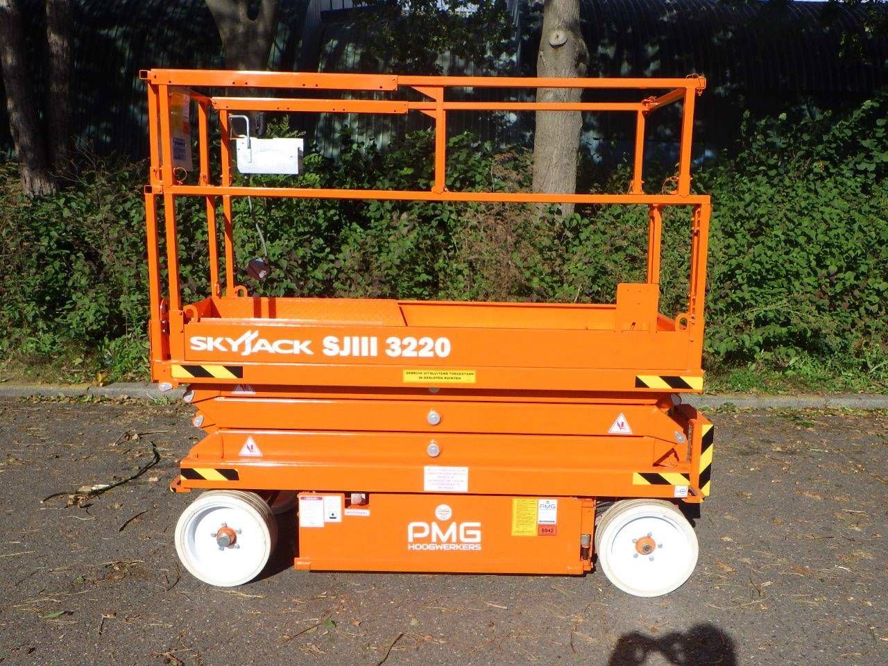 Scissor lift Skyjack SJ3220 Electric 8.09m 2012
