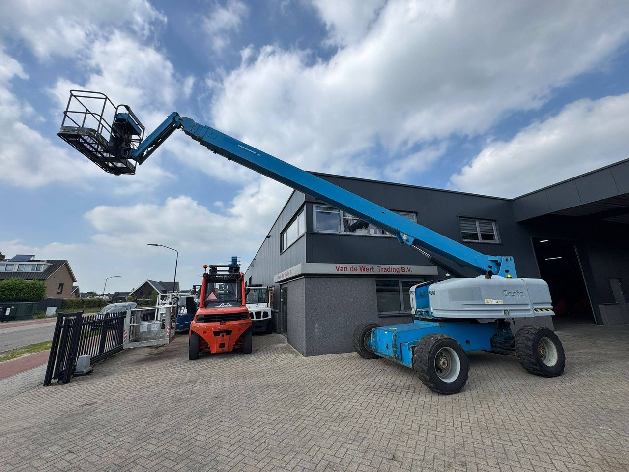 Genie S-85 Diesel Telescopic Boom Lift 27.91 2007