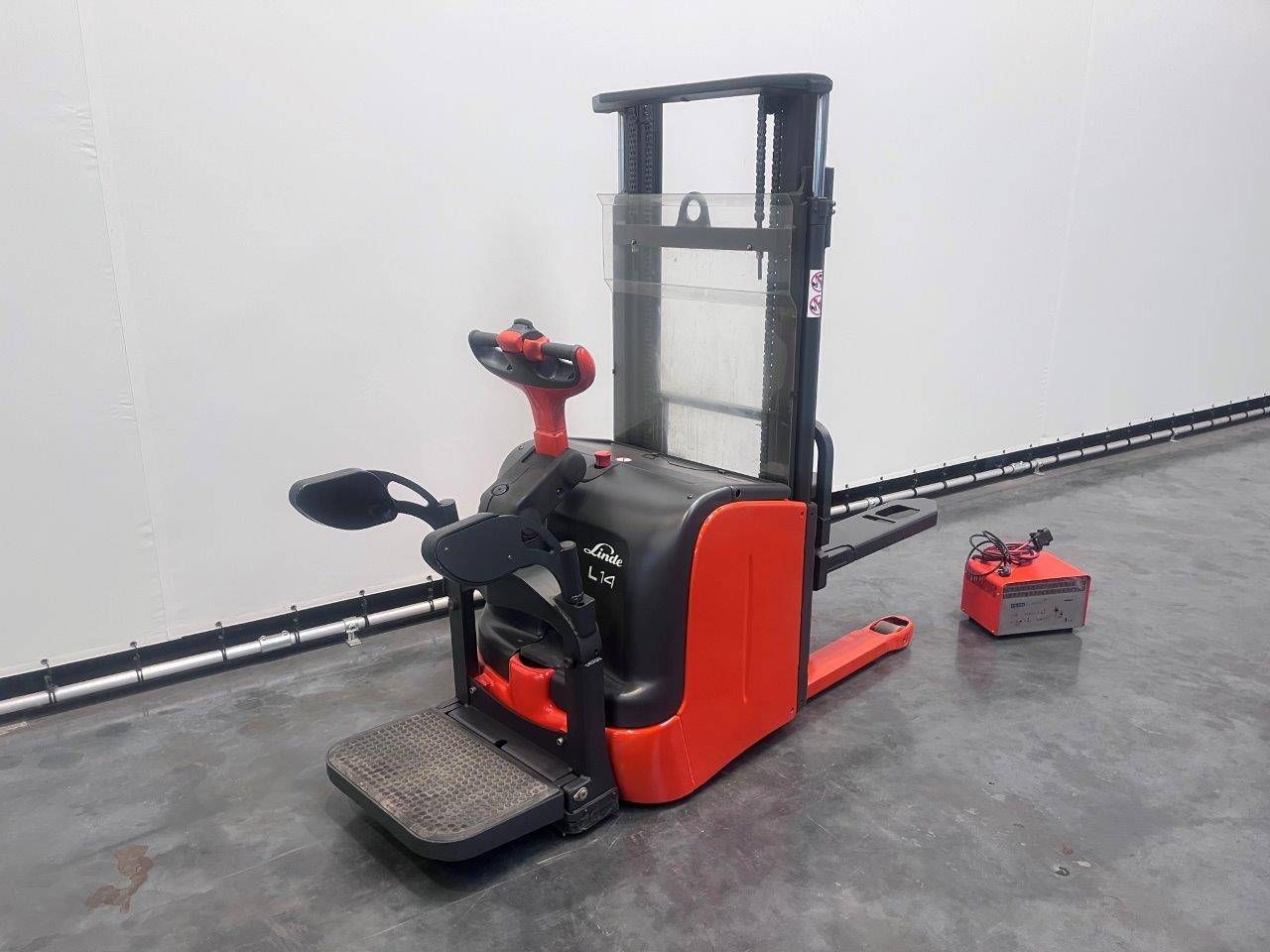 Stacker Linde L14AP Electric 1400kg 2.51m 2006