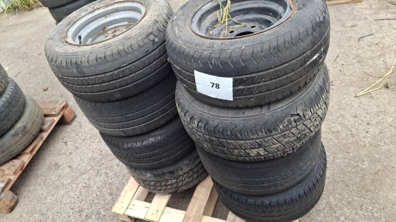 Lote de pneus variados com aros, 8 peças