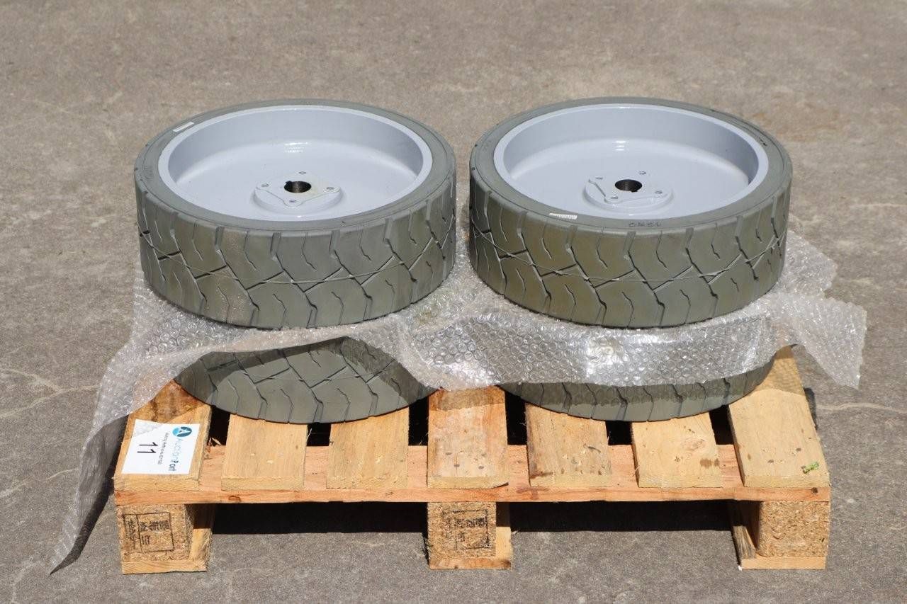 Lot of Aerial Work Platform Tires 15x5 for Haulotte