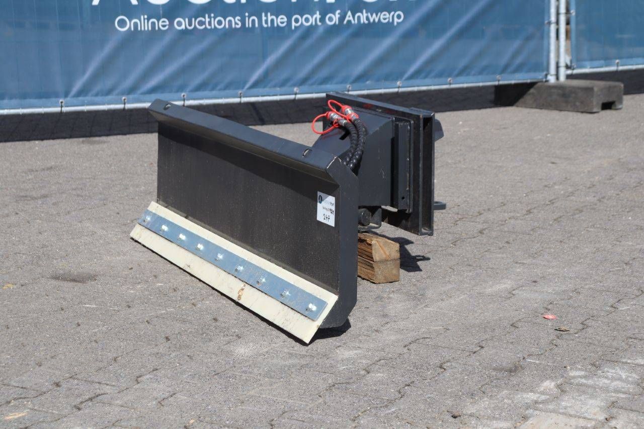 Snow plow Avant connection