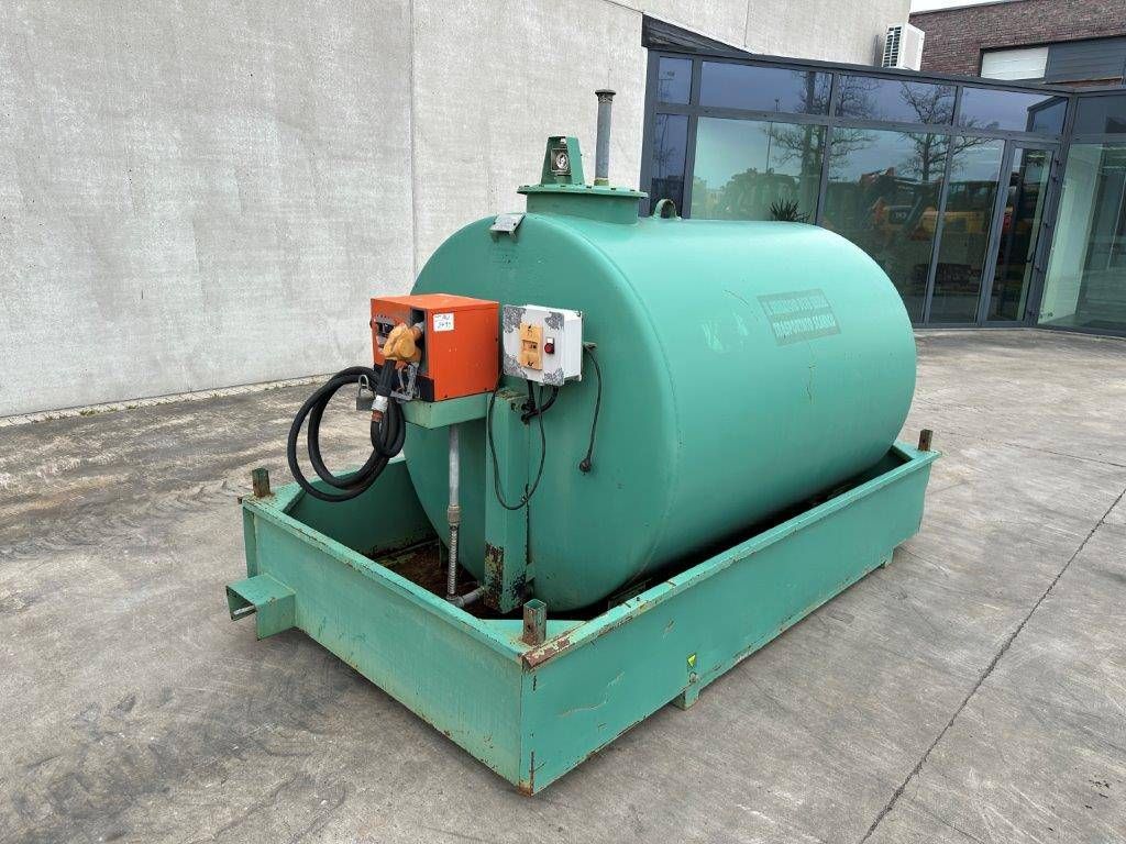 Fuel tank Emiliana Serbatoi BCM 3000 3000L with pump