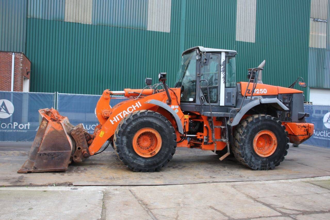 Wheel loader Hitachi ZW250 Diesel 179kW 2011
