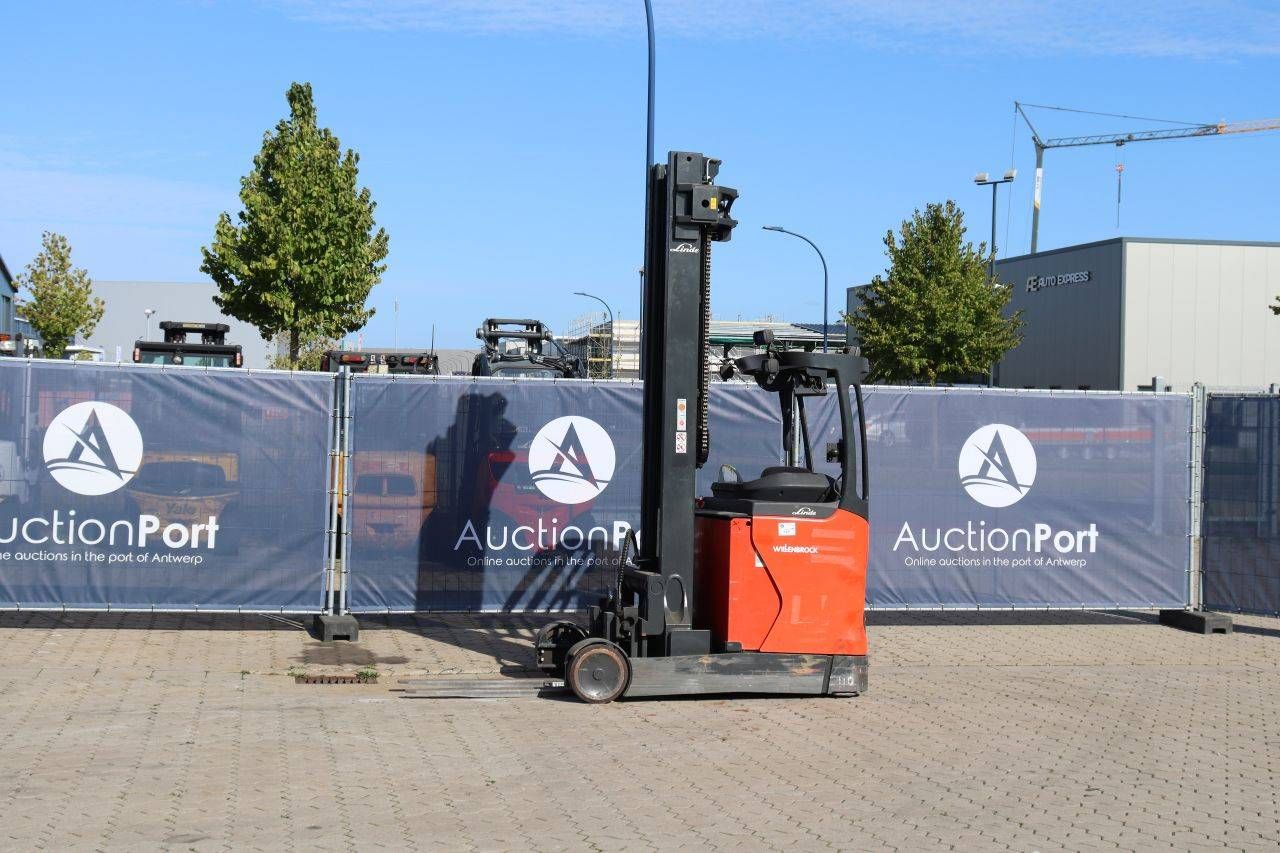 Carrello elevatore elettrico retrattile Linde R20-01, portata 2000 kg, altezza massima 4,5 m, anno di produzione 2018.