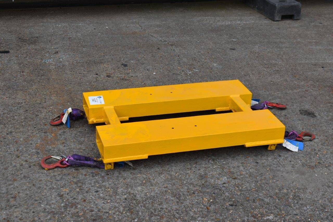 Chain lifting system for forklift 