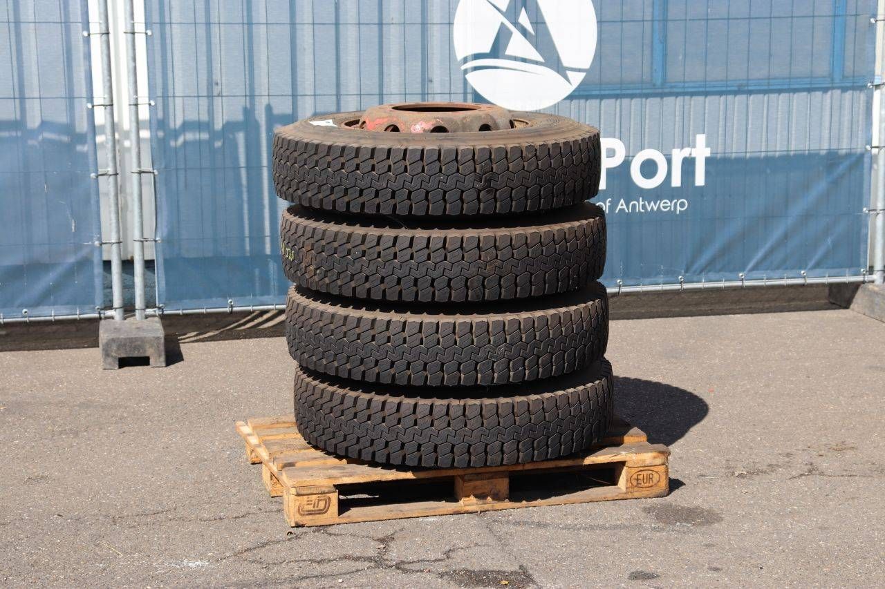Set of Dunlop tires on rims 4 pieces (Margin)