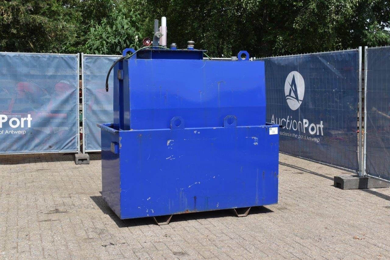 Oil tank with drip tray and air pump 