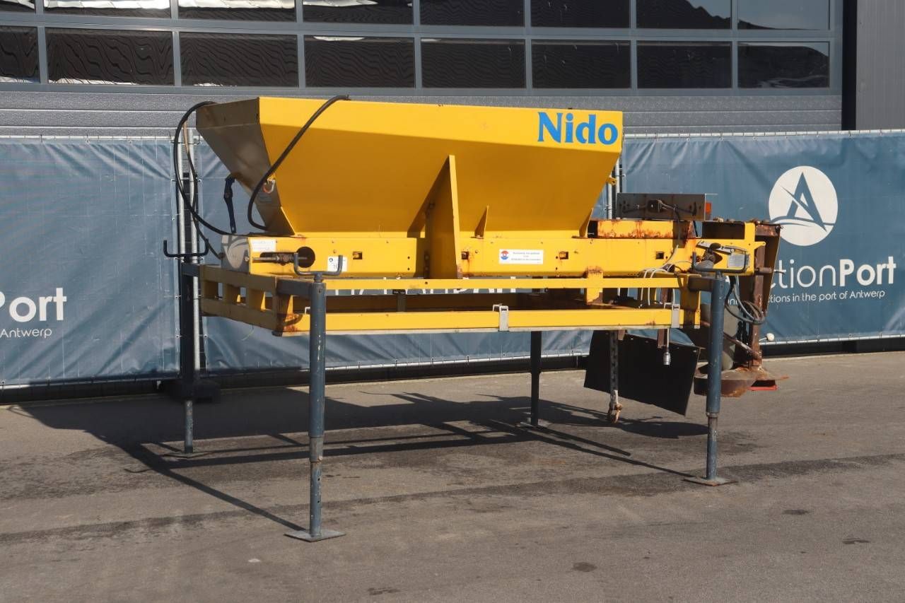Salt spreader Nido Universal 1003 1987