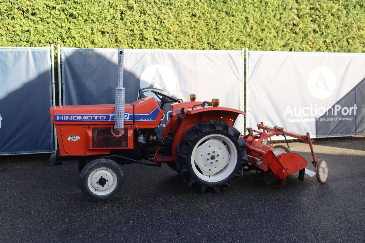 Mini trator Hinomoto E152 Diesel 16hp com cultivador