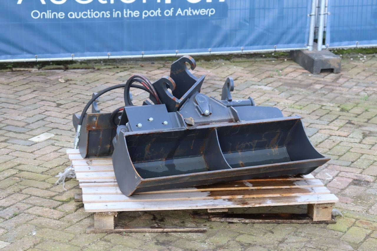 Pallet with tilting bucket and 2x digging buckets CW05 New