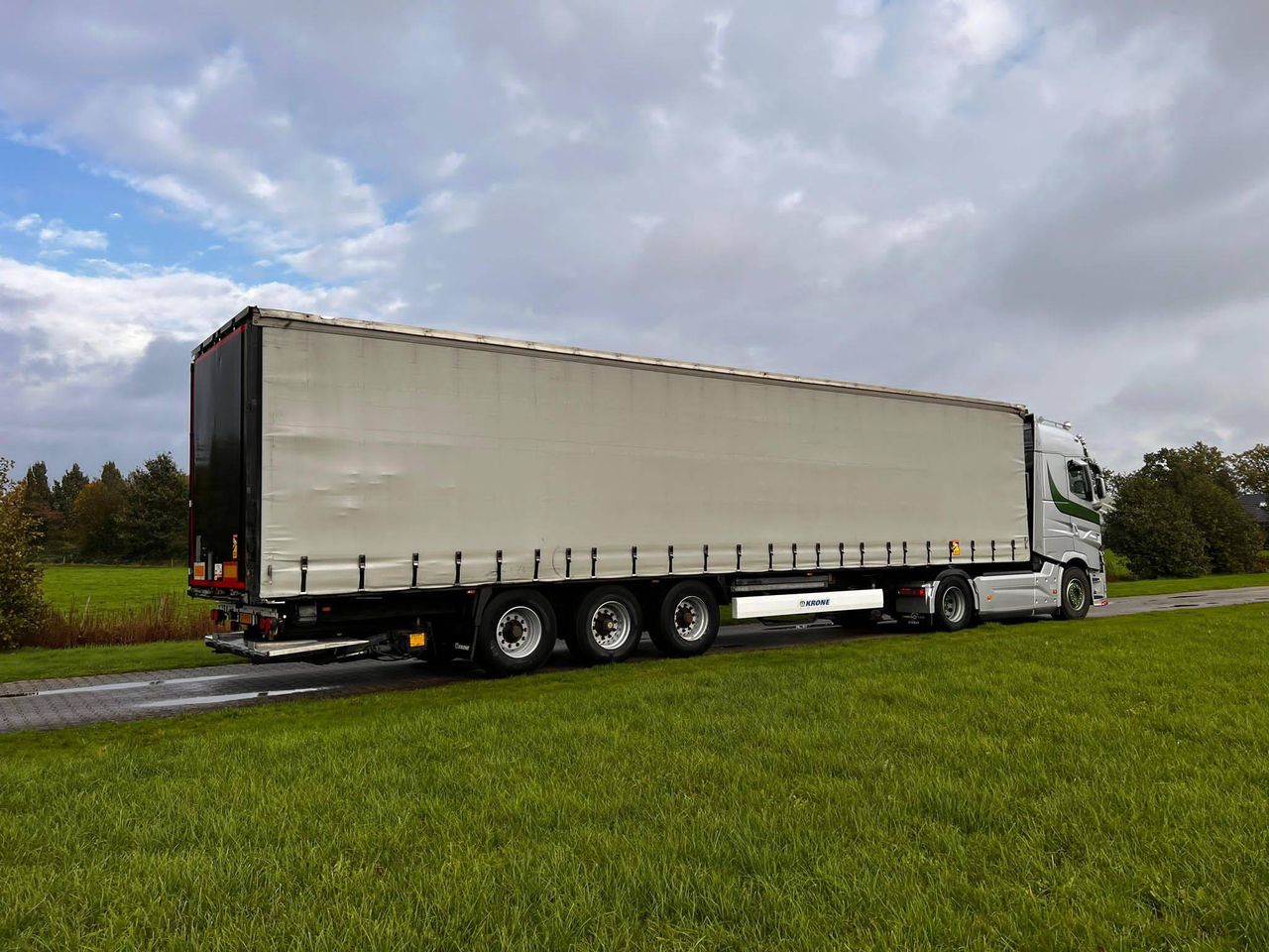 Sliding curtain semi-trailer Krone SD 