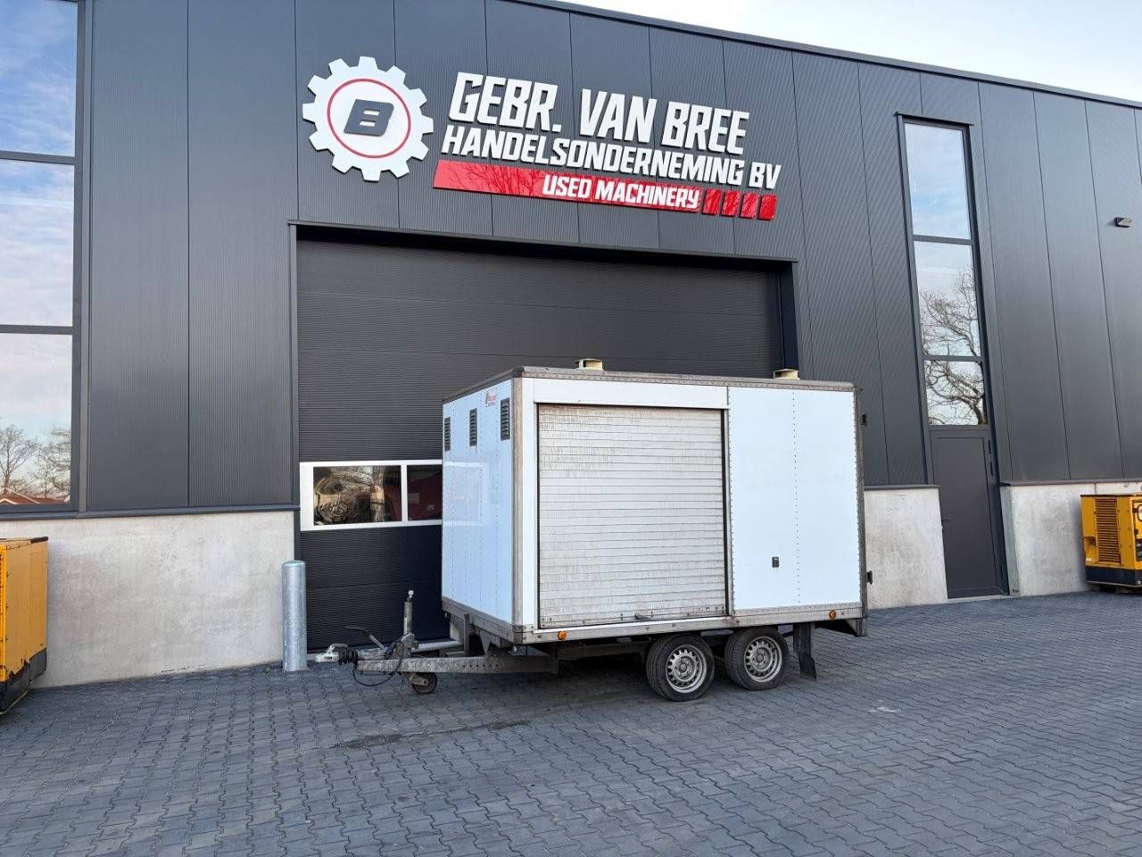 Closed trailer BCW D22 2016 with screw compressor unit