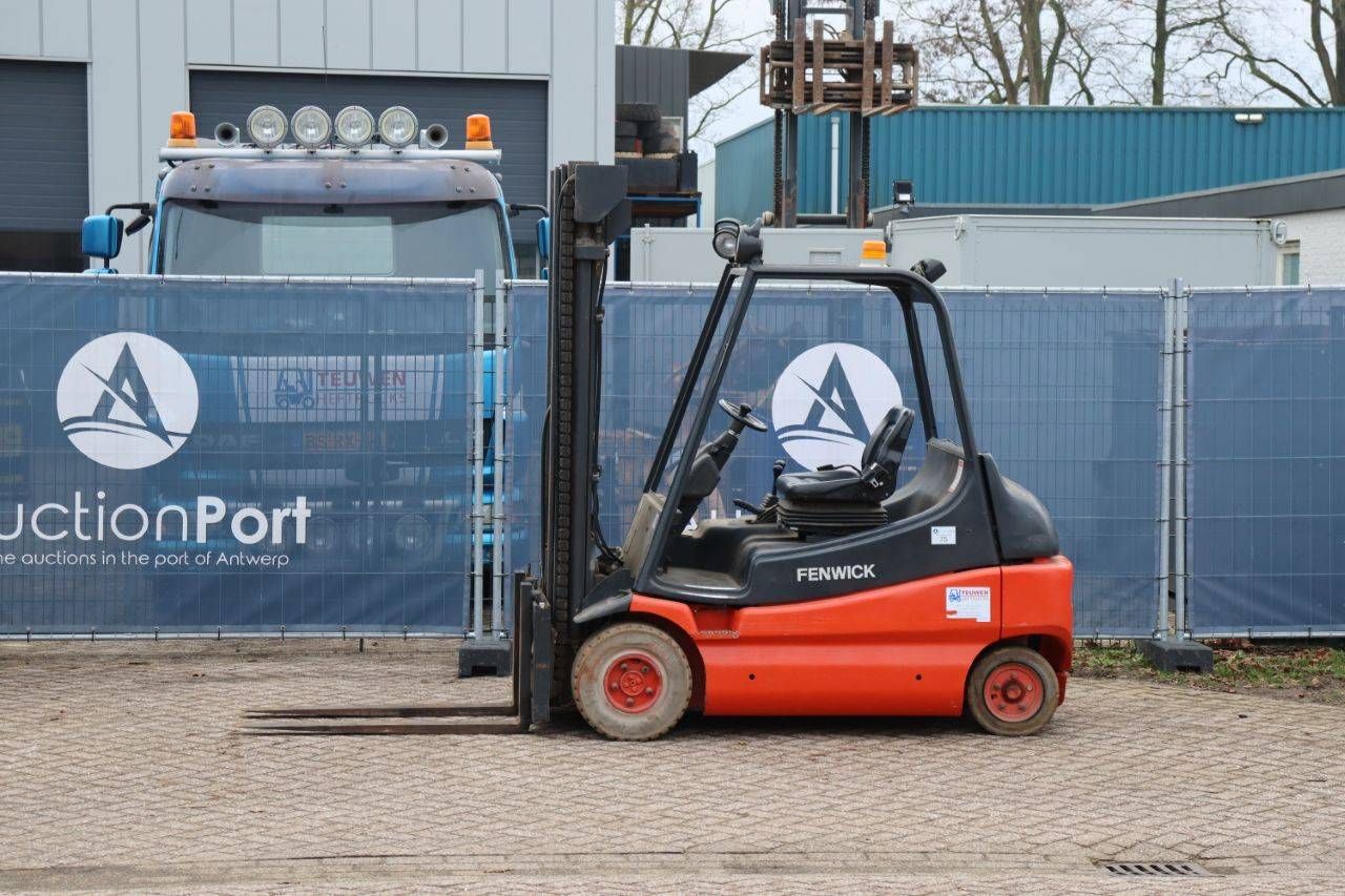 Carrello elevatore elettrico Linde E30-01, portata 3000 kg, altezza di sollevamento 5,2 m, anno di produzione 1997.