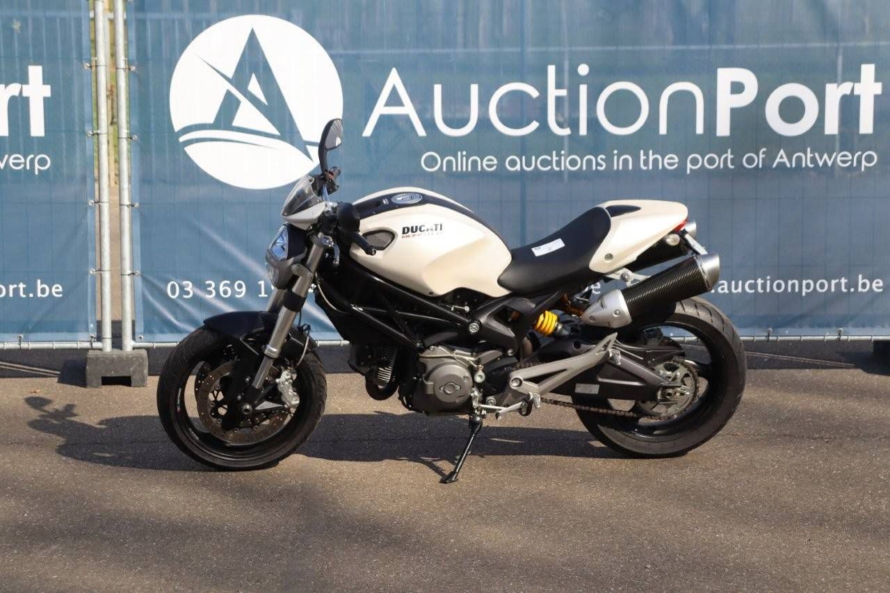 Motorcycle Ducati MONSTER 696 Petrol 2008 (Margin)