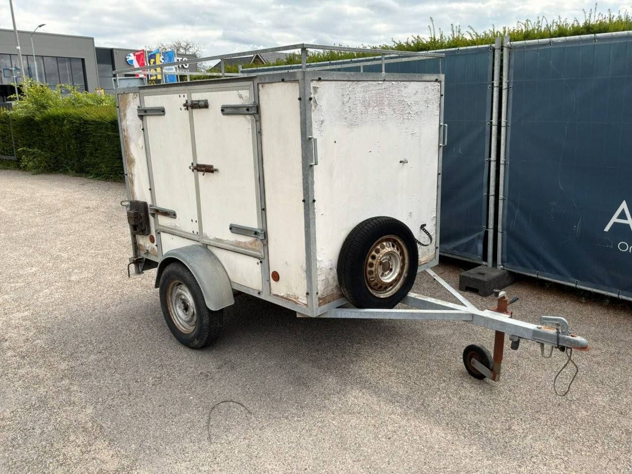 Closed box truck