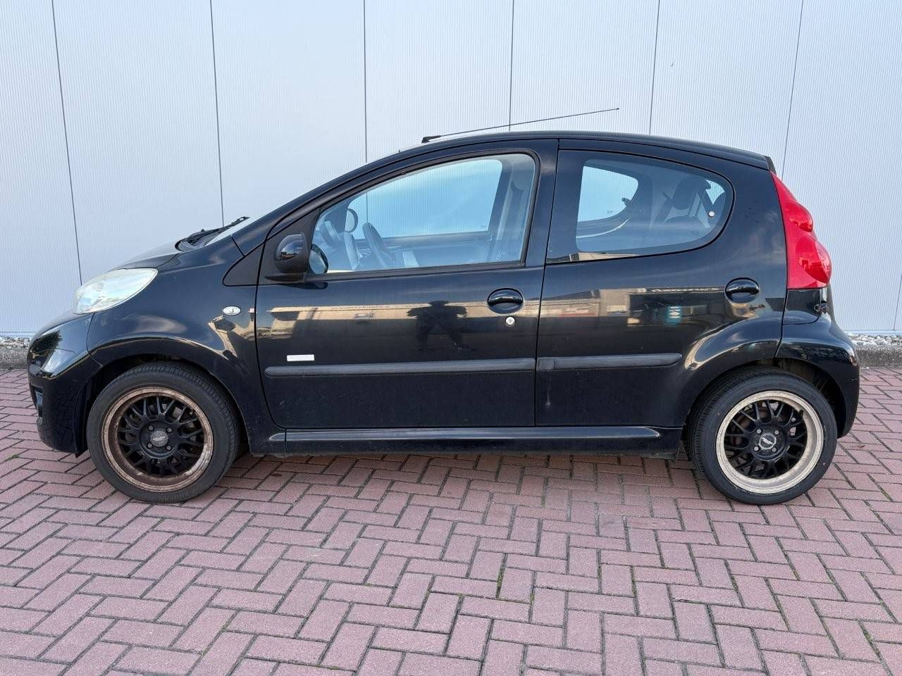 Passenger car Peugeot 107 1.0-12V Millesim 200 Petrol 68hp 2011 (Margin)