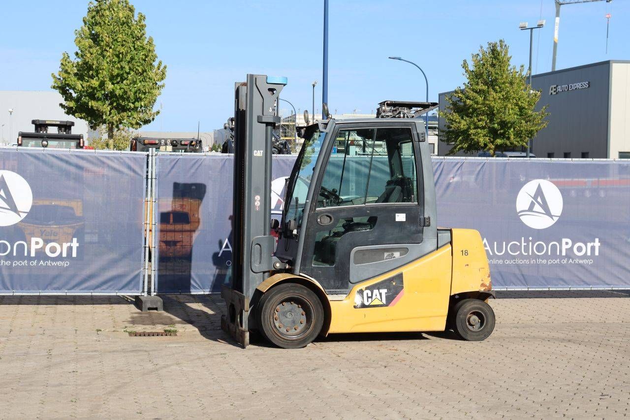 Carrello elevatore elettrico Caterpillar EP40-2, portata 4000 kg, altezza di sollevamento 3,3 m, anno 2015.
