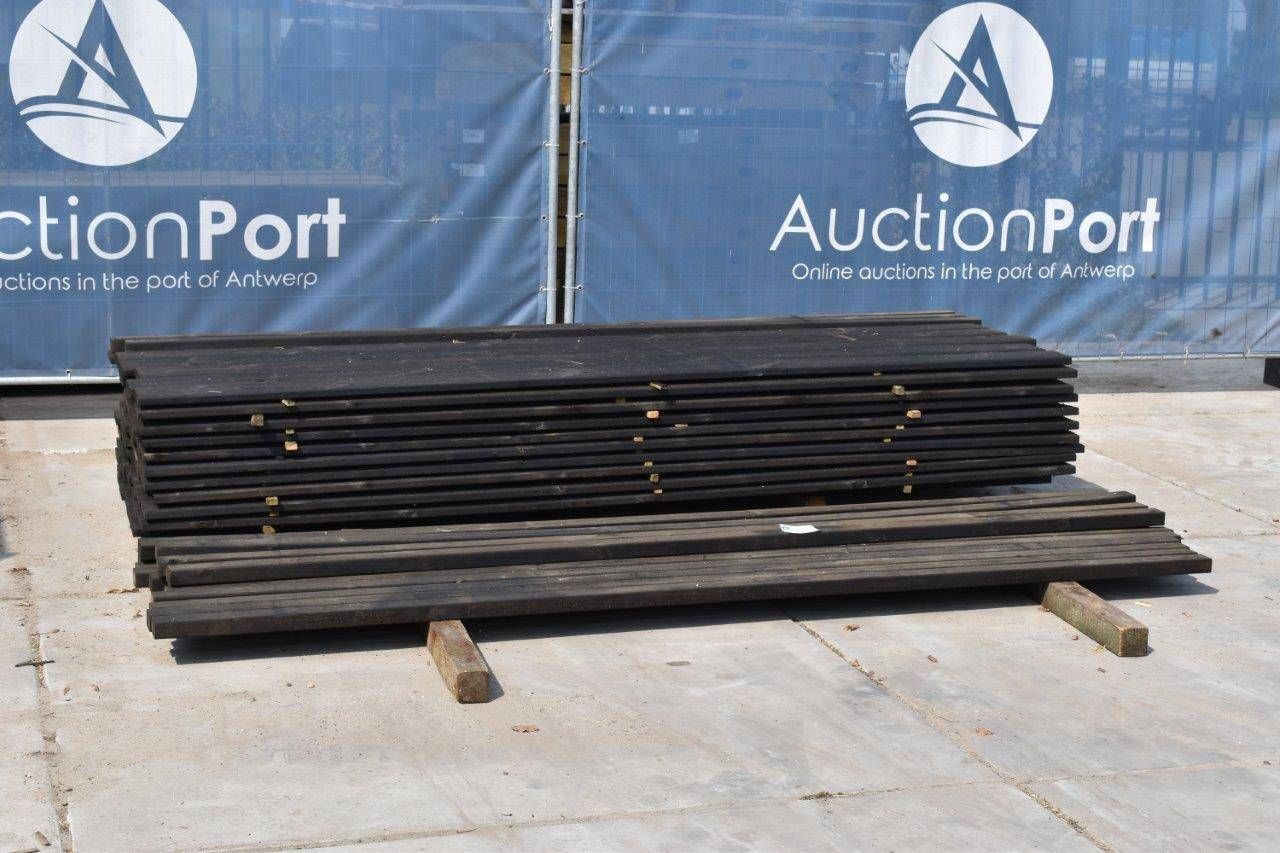 Set of 75 planks and 17 decking posts