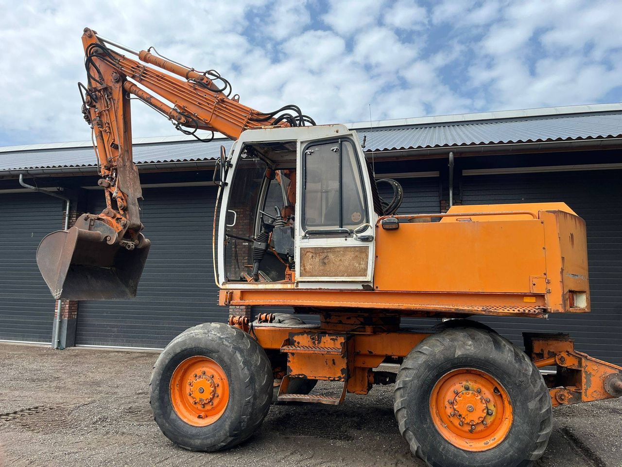 Diesel wheel excavator