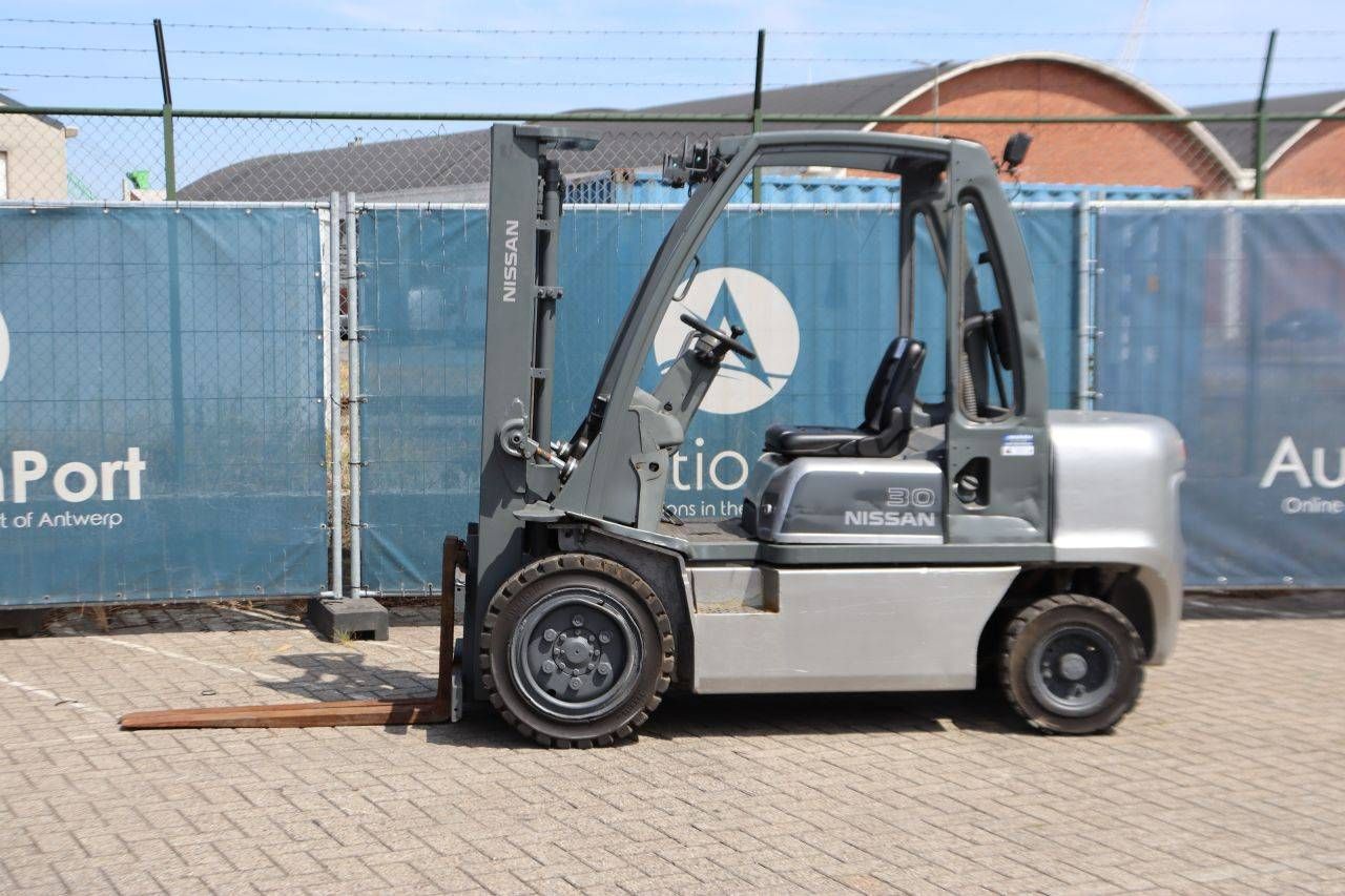 Nissan 30 Diesel-Gabelstapler 3000 kg