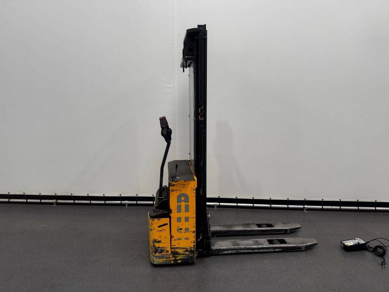 Atlet CS100 Electric Stacker 1000kg 3.64m 1998