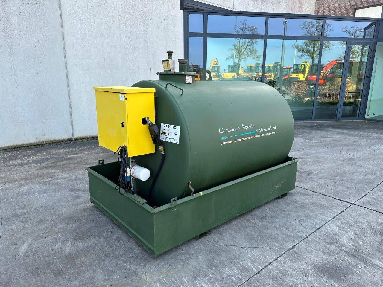 Fuel tank with pump Savi 3000Ltr 2006