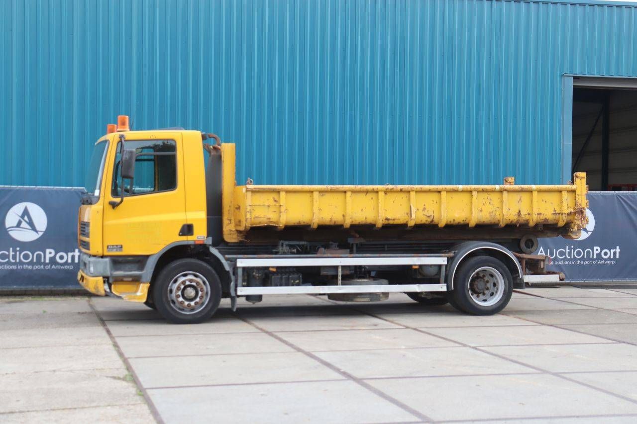 Autocarro DAF AE 65 NC Diesel 212 CV, sistema di sollevamento a gancio, anno 1999.