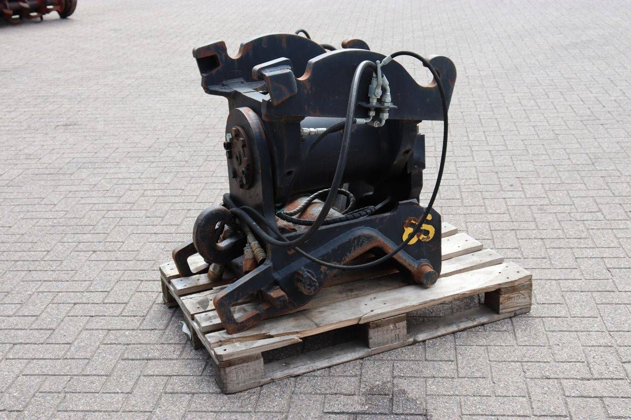 Quick coupler (attachment)