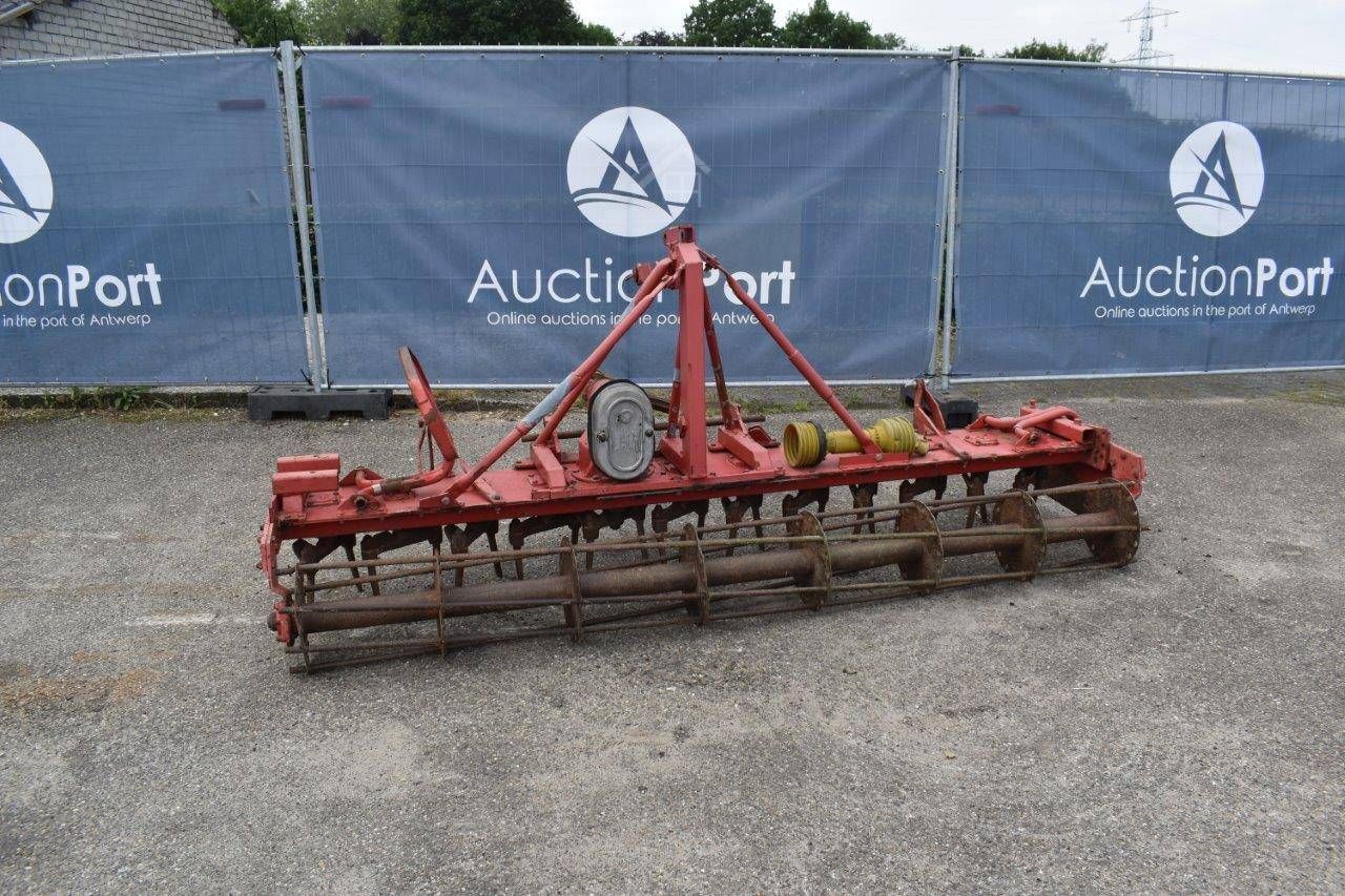 Power harrow with Lely roller