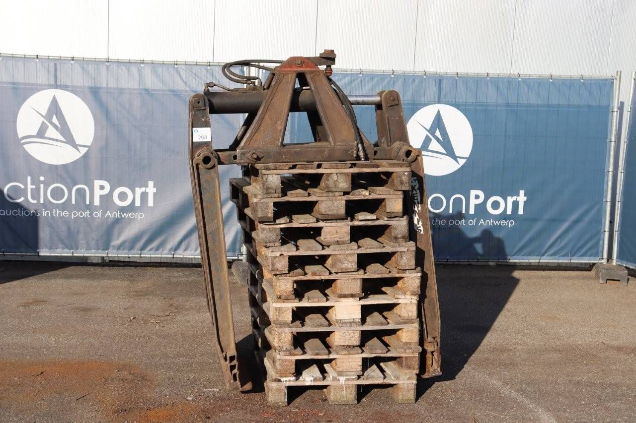 Pallet gripper