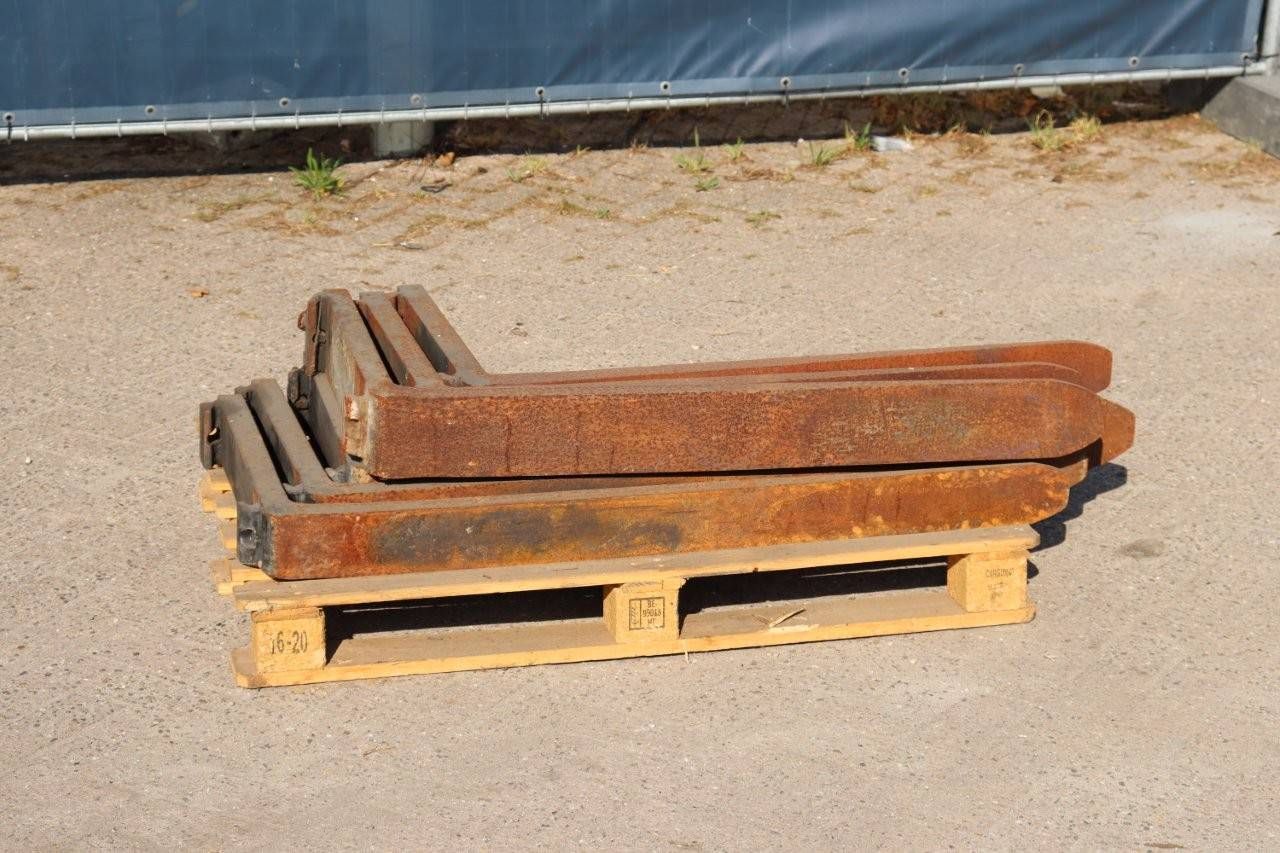 Lot of Forklift Forks FEM2