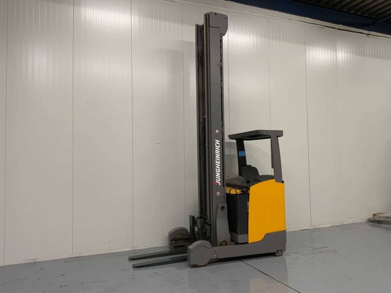 Reach truck Jungheinrich ETV320 Electric 2000kg 10.7m 2017