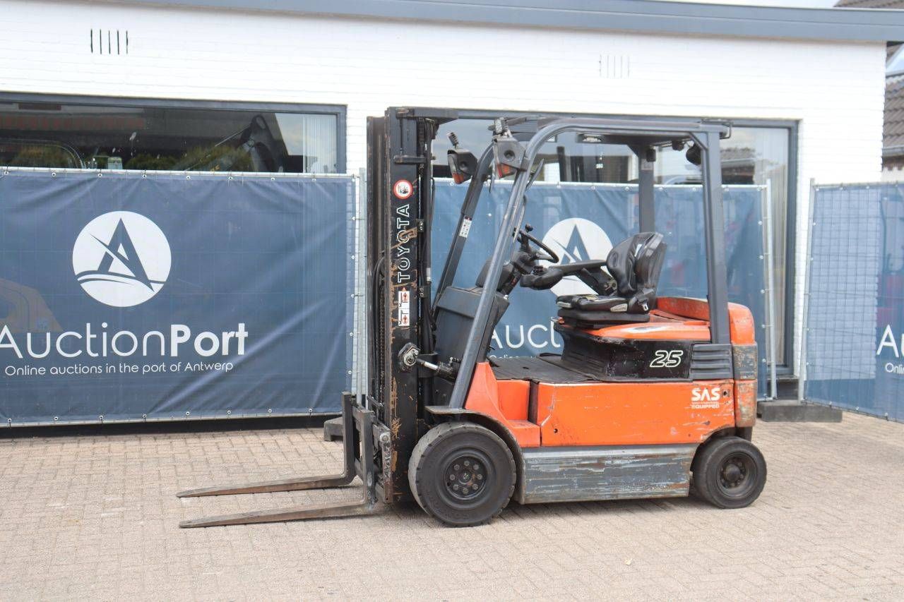 Carrello elevatore elettrico Toyota 7FBMF25, portata 2500 kg, altezza di sollevamento 5,0 m, anno 2009.