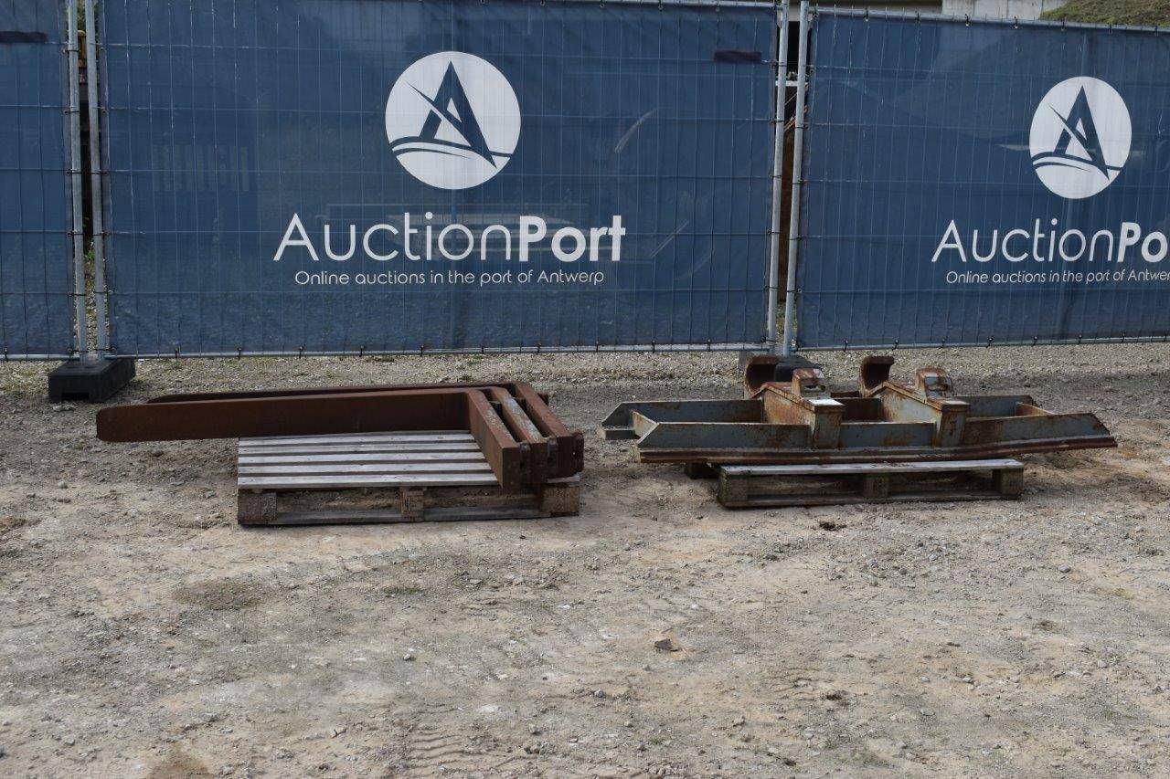 Fork board with 3 pallet spoons