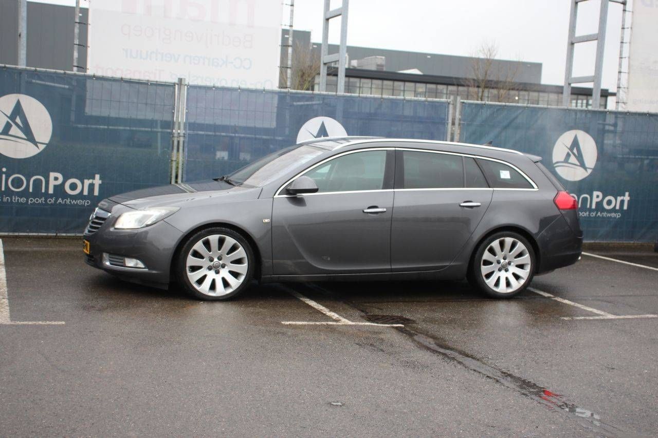 Station wagon Opel INSIGNIA SPORTS TOURER Petrol 260 hp 2010