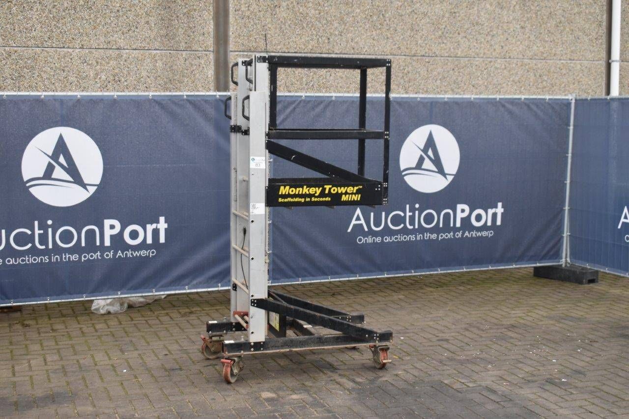 Manual aerial work platform