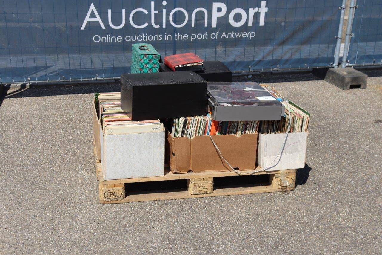 Platenspeler Philips met vinylplaten en luidsprekers